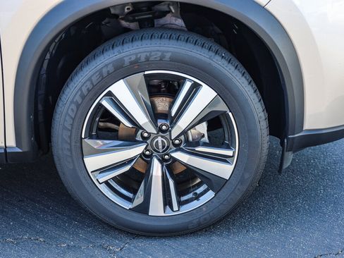 Used 2024 Nissan Rogue SL AWD/4WD image 32