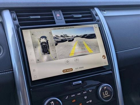 New 2025 Land Rover Discovery Dynamic SE image 13