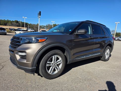 Used 2021 Ford Explorer XLT w/ Equipment Group 202A image 3