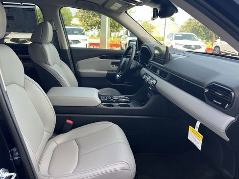 New 2025 Honda Pilot Touring image 8