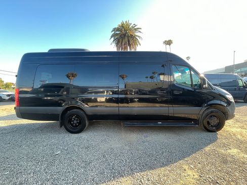 Used 2021 Mercedes-Benz Sprinter 3500 w/ Windows All Around Package image 4
