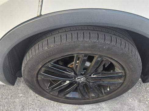 Certified 2022 Volkswagen Tiguan SE R-Line image 6