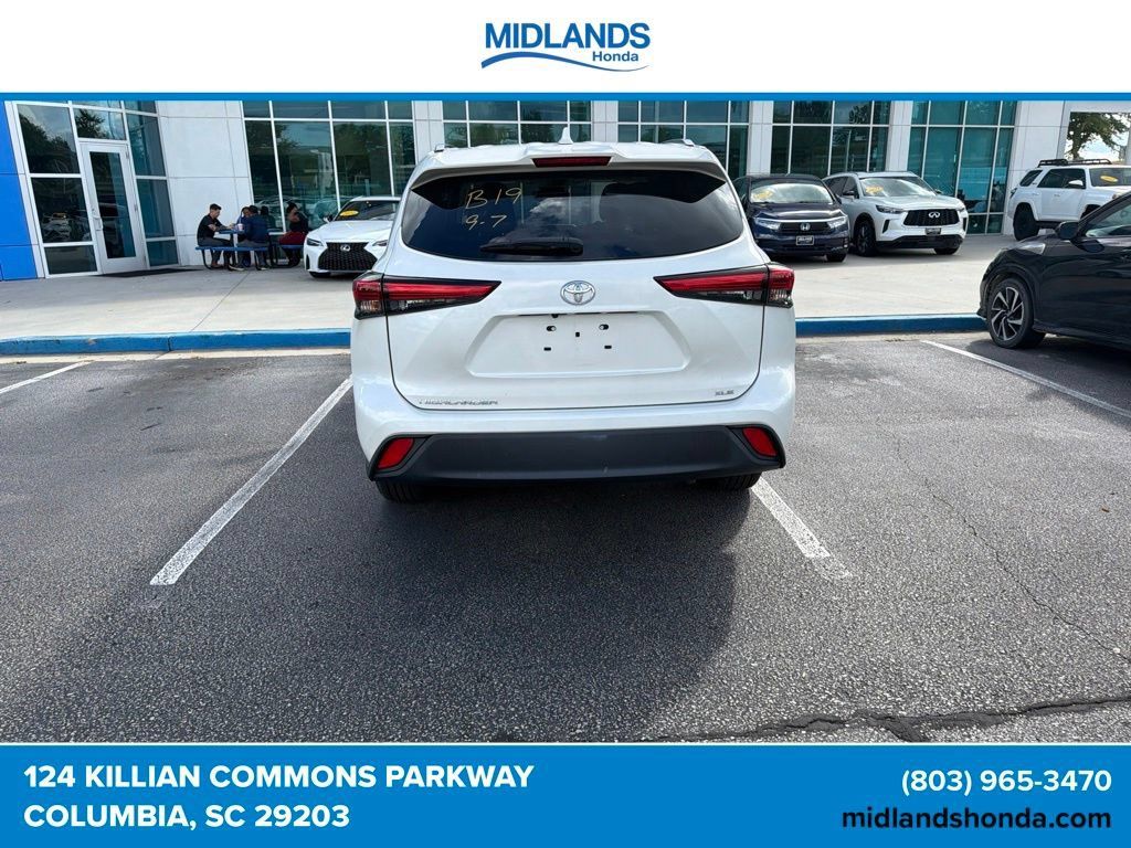 Used 2021 Toyota Highlander XLE FWD image 3
