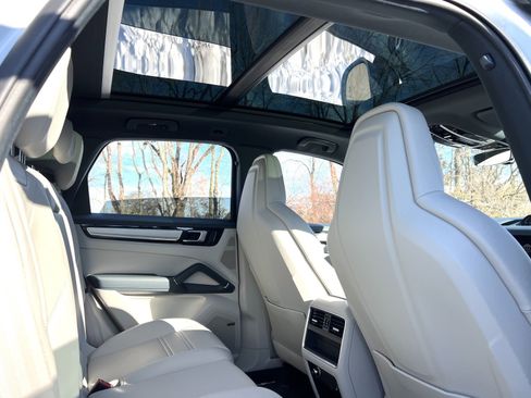 Certified 2022 Porsche Cayenne Platinum Edition image 21