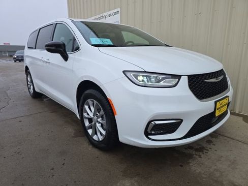 New 2026 Chrysler Pacifica Select image 2