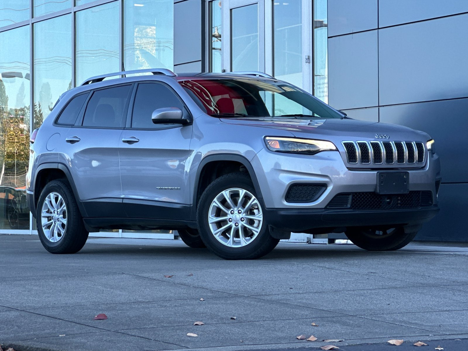 Used 2021 Jeep Cherokee Latitude AWD/4WD image 2