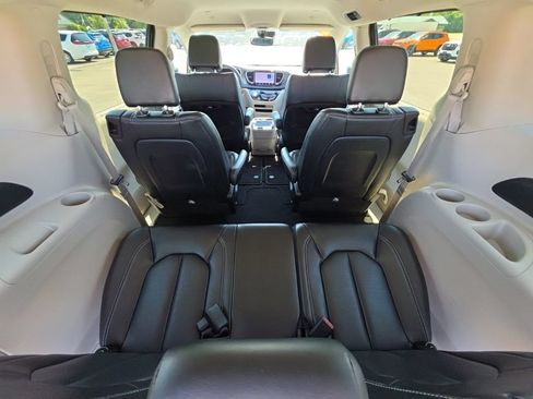 Certified 2023 Chrysler Pacifica Touring-L FWD image 37