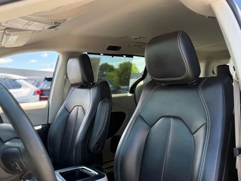 Used 2023 Chrysler Pacifica Touring-L FWD image 13