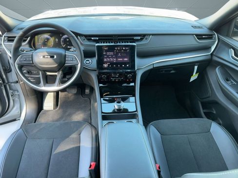 New 2025 Jeep Grand Cherokee Altitude image 15