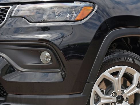 Used 2025 Jeep Compass Latitude AWD/4WD image 11