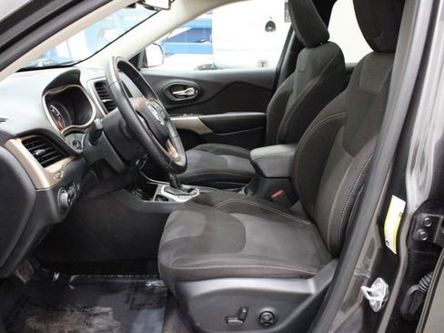 Used 2017 Jeep Cherokee Latitude w/ Comfort/Convenience Group image 8