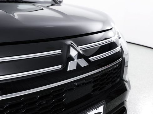 Used 2025 Mitsubishi Outlander ES FWD image 4