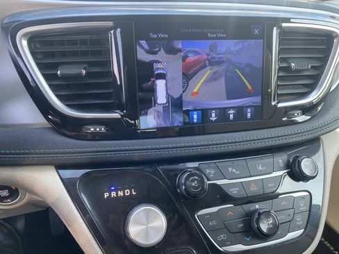 Used 2017 Chrysler Pacifica Platinum FWD image 29