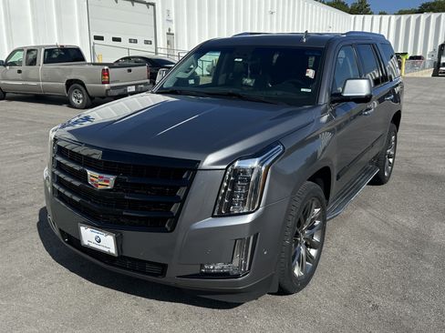 Used 2020 Cadillac Escalade Luxury w/ Escalade Sport Edition AWD/4WD image 5