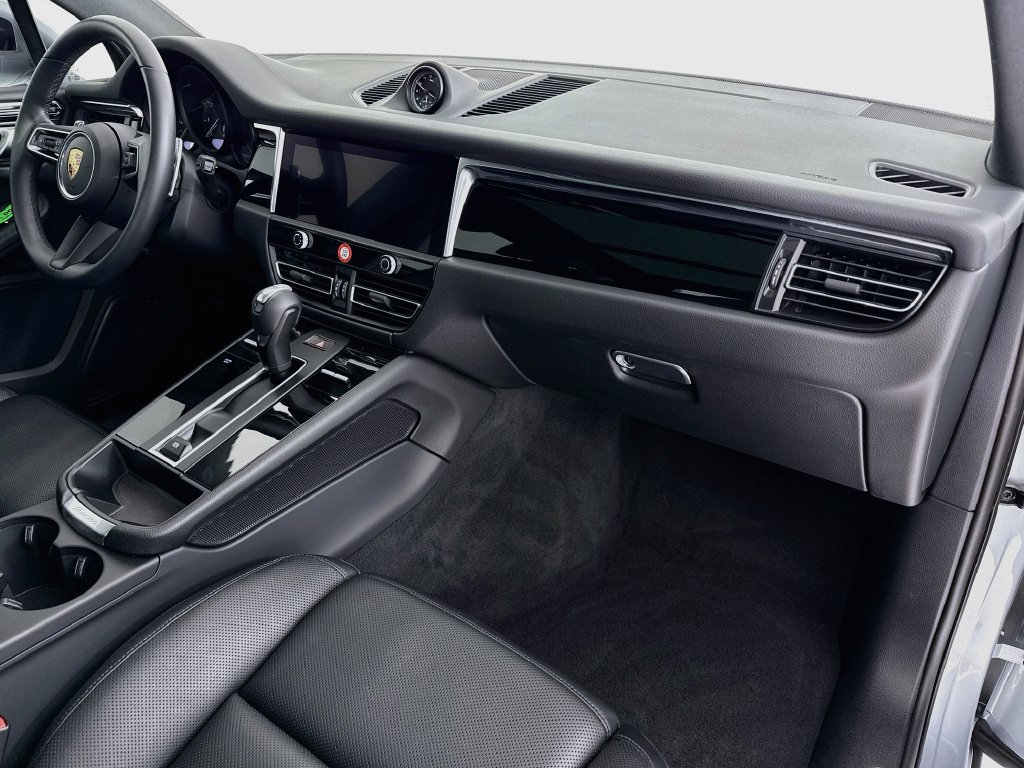 Certified 2025 Porsche Macan AWD/4WD image 31