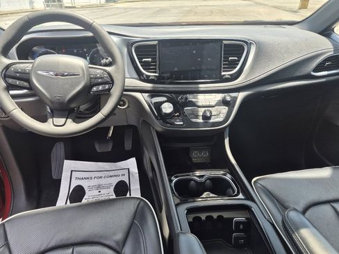 Used 2025 Chrysler Pacifica Limited FWD image 5