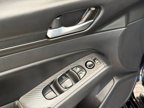 Used 2025 Nissan Altima 2.5 SV image 14