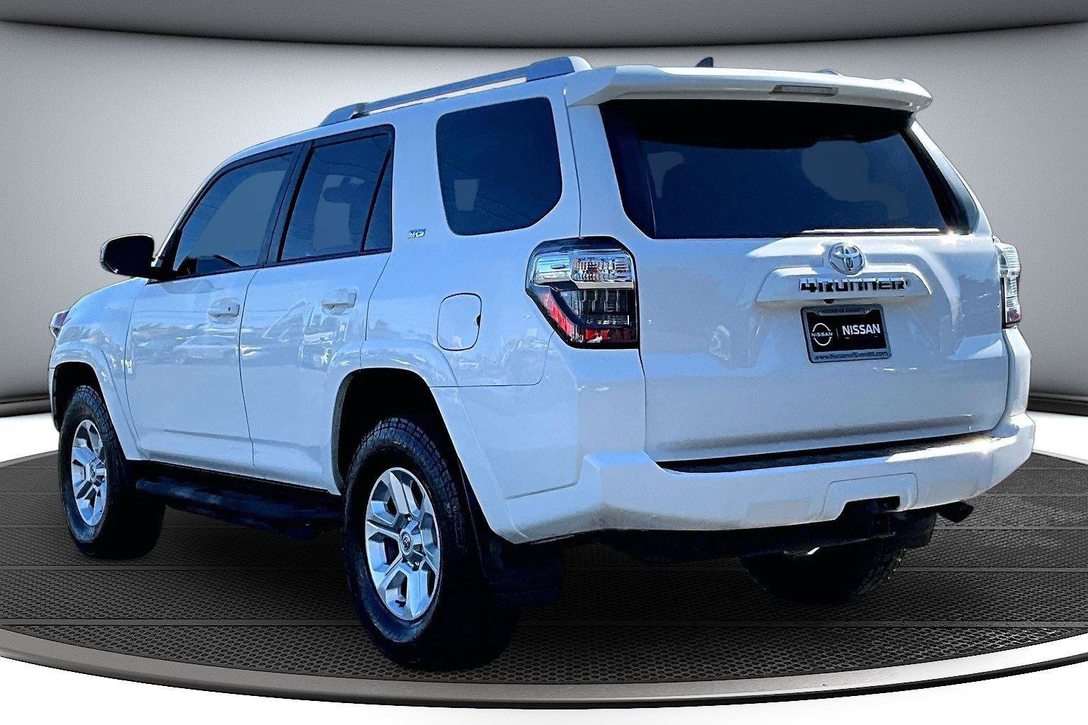Used 2018 Toyota 4Runner SR5 AWD/4WD image 5