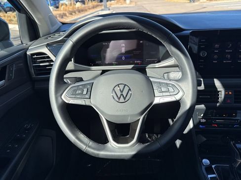 Certified 2025 Volkswagen Taos SE image 15