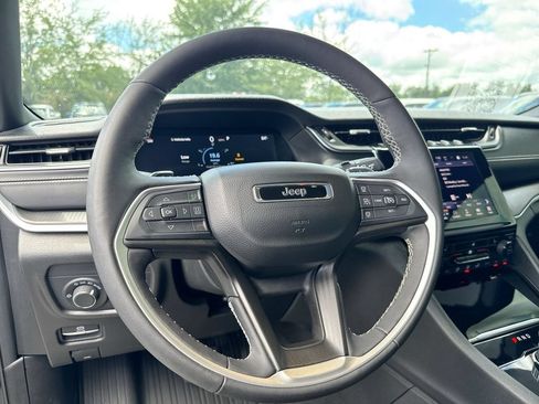 Used 2024 Jeep Grand Cherokee Altitude AWD/4WD image 11