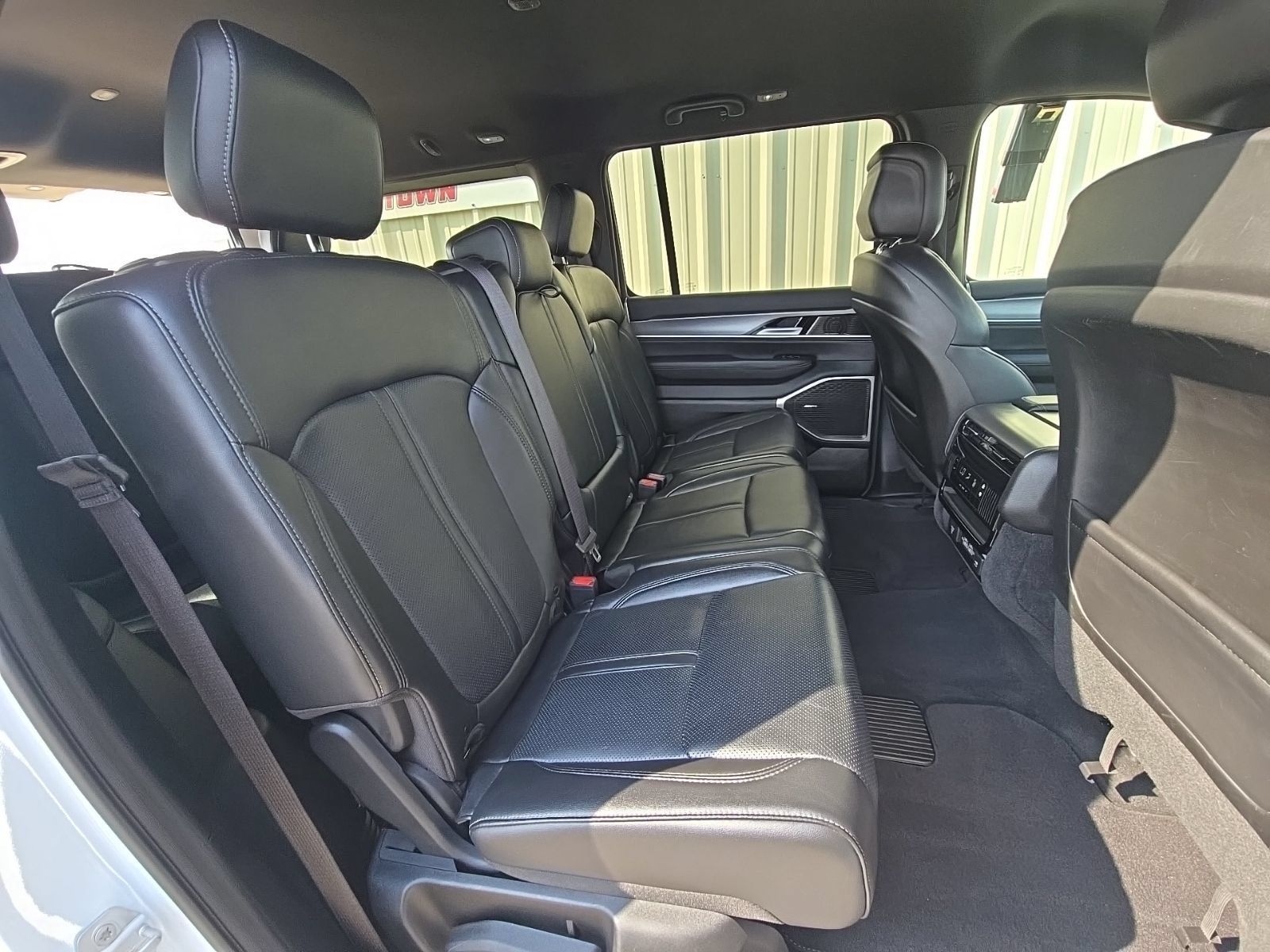 Used 2025 Jeep Wagoneer 4WD image 12