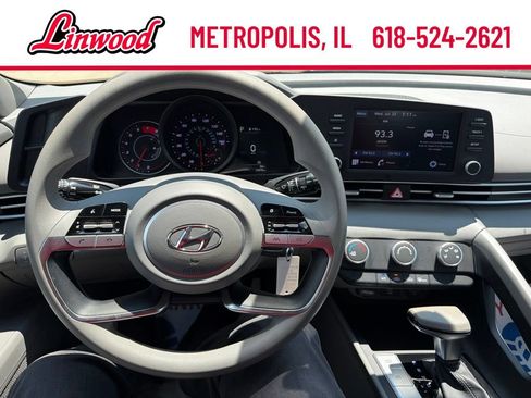 Used 2022 Hyundai Elantra SE FWD image 2