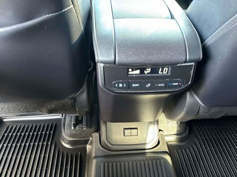 Used 2021 Toyota Highlander XSE AWD/4WD image 14