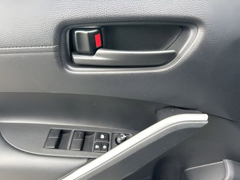 Used 2025 Toyota Corolla Cross LE image 23