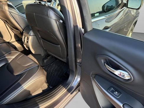 Used 2019 Jeep Cherokee Latitude Plus w/ Cold Weather Group AWD/4WD image 10