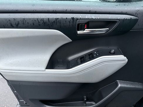 Used 2020 Toyota Highlander XLE image 14