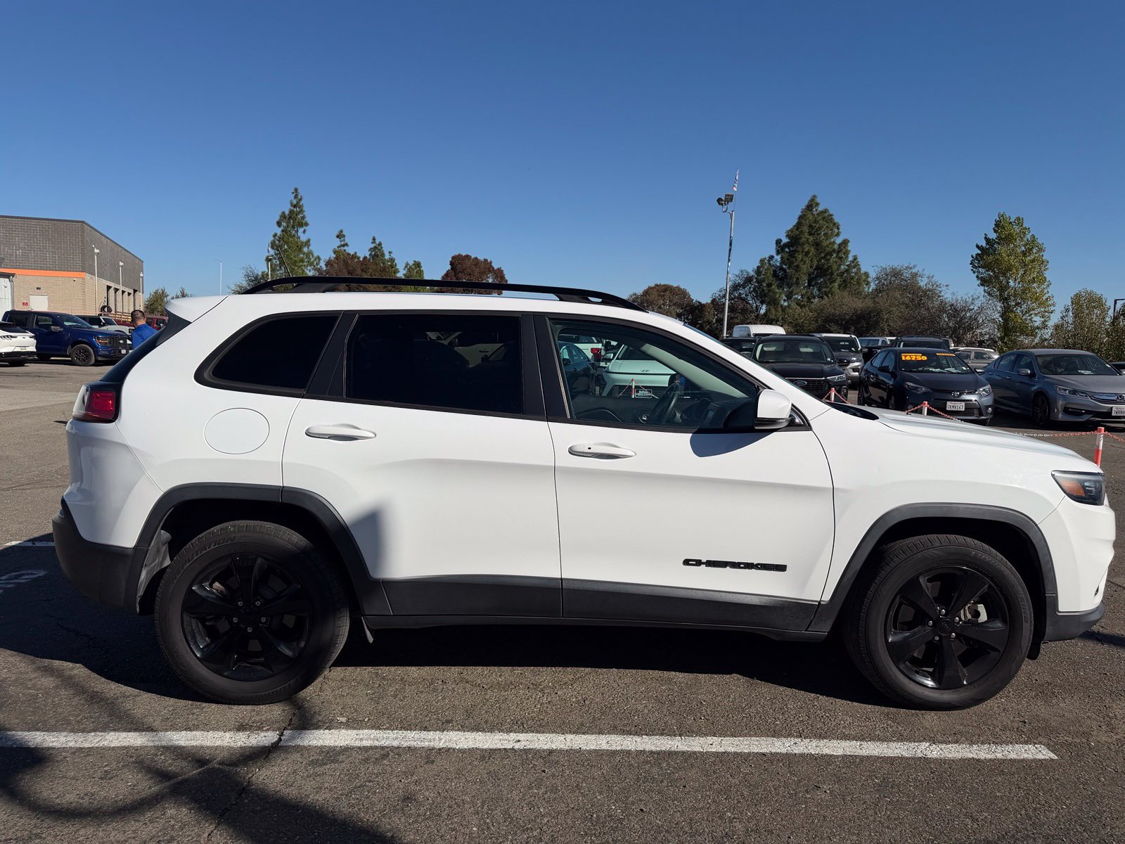 Used 2019 Jeep Cherokee Latitude Plus AWD/4WD image 7