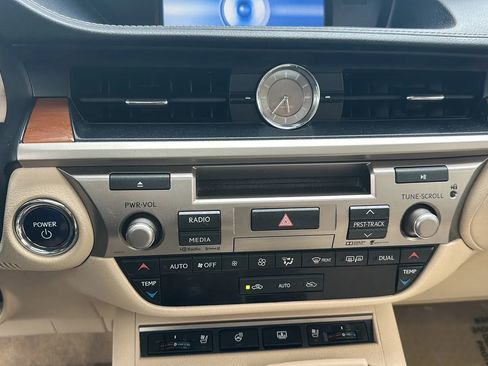 Used 2015 Lexus ES 300h w/ Navigation System Package FWD image 40
