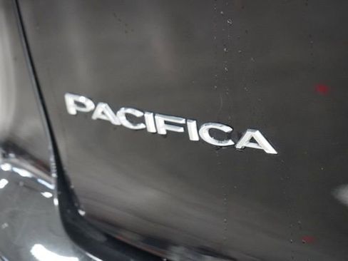 Used 2024 Chrysler Pacifica Touring-L image 12