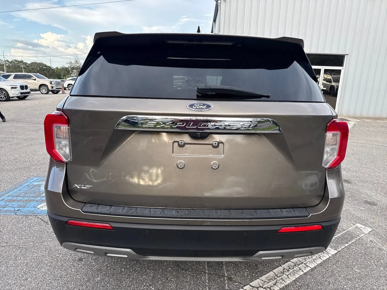 Used 2021 Ford Explorer XLT w/ Equipment Group 202A RWD image 9