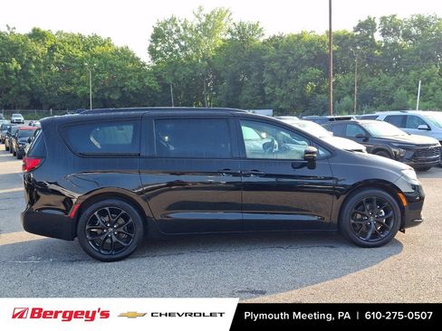 Used 2026 Chrysler Pacifica Limited w/ S Appearance Package FWD image 9