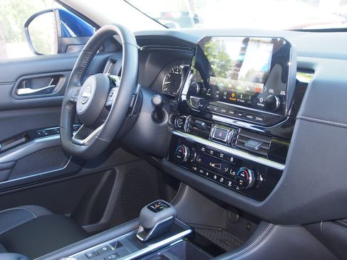 Used 2024 Nissan Pathfinder SL w/ Black Appearance Package AWD/4WD image 11