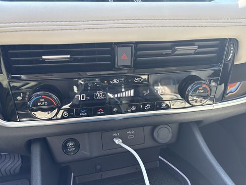 Used 2025 Nissan Rogue SL w/ SL Premium Package image 32