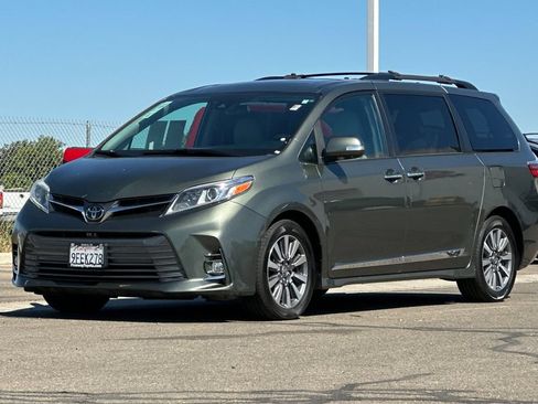 Certified 2020 Toyota Sienna Limited Premium FWD image 10