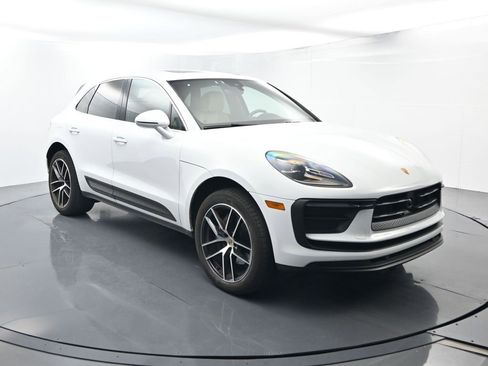 Certified 2024 Porsche Macan image 17