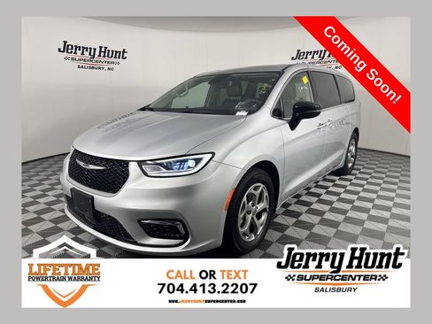 Used 2024 Chrysler Pacifica Limited FWD image 1
