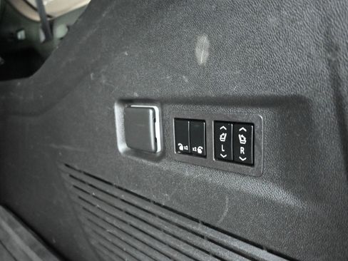 Used 2023 Chevrolet Suburban LT w/ Luxury Package image 33