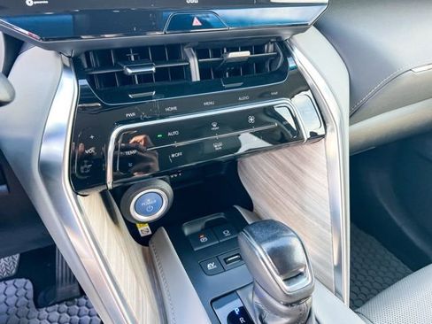 Used 2021 Toyota Venza XLE image 22