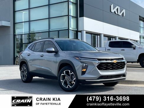 Used 2025 Chevrolet Trax LT FWD image 1