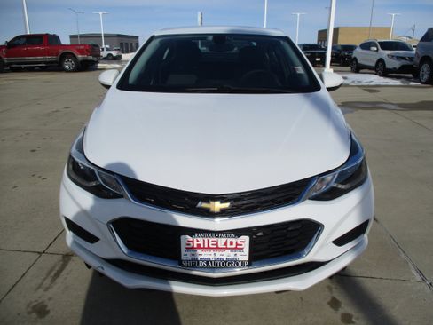 Used 2018 Chevrolet Cruze LT image 9