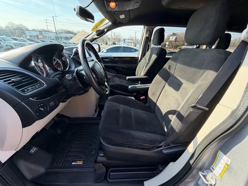 Used 2016 Dodge Grand Caravan SE image 24