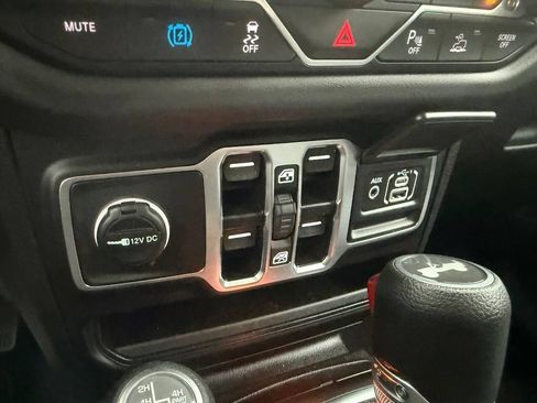 Used 2025 Jeep Wrangler Unlimited Sahara w/ Safety Group AWD/4WD image 23