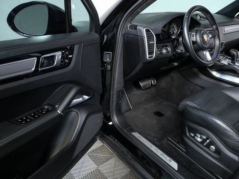 Certified 2021 Porsche Cayenne Turbo S image 8