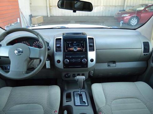 Used 2010 Nissan Frontier SE image 40