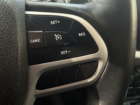 Used 2018 Jeep Cherokee Latitude Plus w/ Cold Weather Group AWD/4WD image 19