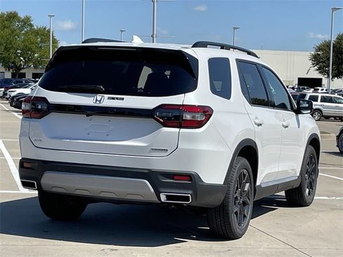 New 2025 Honda Pilot Touring image 4